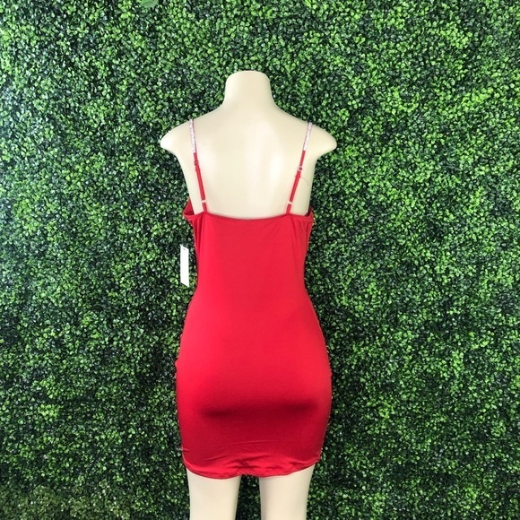 Lady in red mini dress - Picture 3 of 4